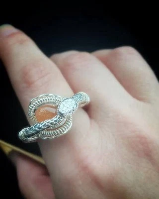 Anel feminino clássico envoltório design cobra com prata argentina 935 e pedra laranja - Imagem 1 de 4