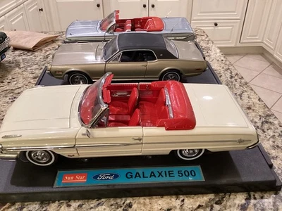 Sun Star 1:18 1964 Ford Galaxie 500 Convertible - Image 1 of 4