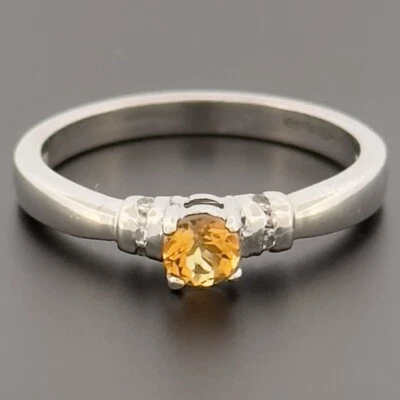 Anillo solitario con racimo de diamantes y citrino de oro blanco de 9 quilates talla K 1/2 con sello Foto 1 de 4