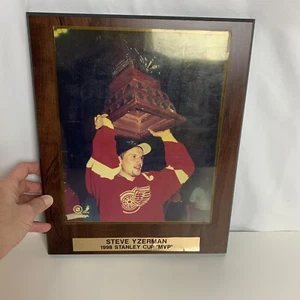 Detroit Red Wings Steve Yzerman Stanley Cup 1998 MVP Hockey Plaque Pre Owned Vtg - Picture 1 of 6