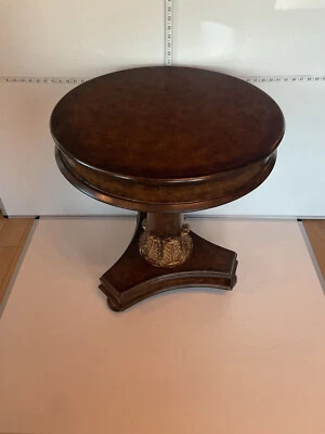 Mesa de acento Empire redonda con base de hojas doradas Foto 1 de 4