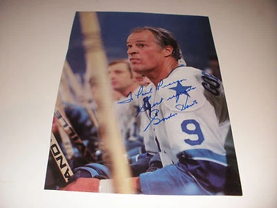 Página de revista firmada por Gordie Howe genuina autógrafo automático Foto 1 de 2