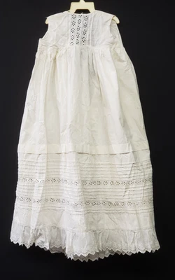 Vestido de bautizo vintage para bebé sin cordones época victoriana antiguo patrimonio pliegues volantes Foto 1 de 4