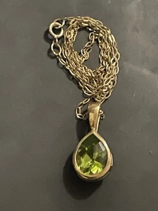 9ct gold fancy cut peridot pendant necklace (1.4g) Hallmarked - Picture 1 of 23