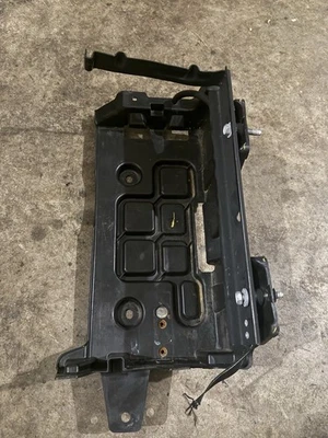 2011-2023 DODGE ЗАРЯДНОЕ УСТРОЙСТВОCHALLENGER 300 АККУМУЛЯТОР ЛОТОК OEM 05112061AA - Изображение 1 из 4