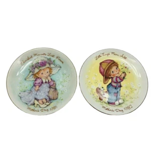 Mothers Day Plates Avon Years 1981 and 1982 Set of 2 Vintage - Picture 1 of 12