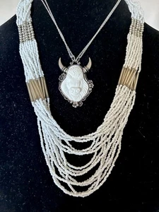 2 in 1 Weißer Büffel Kamee Halskette & weiße kleine Perlen Halskette 20” & 28” GB-B - Bild 1 von 9