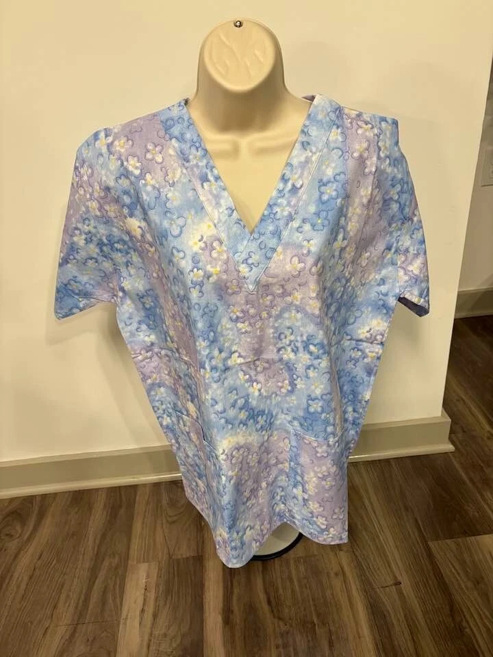 MARYLAND SCRUBS WOMENS SCRUB TOP SMALL BLUE FLORAL - Image 1 of 1