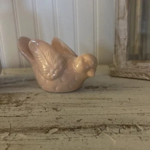 FIGURINA UCCELLINO DECORATIVA IN CERAMICA ROSA, 5 3/4" X 2 3/4" - Foto 1 di 7