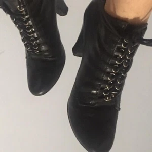 Women's Black Vegan Leather Pointy Toe Heel Boot Witch Shoes Metal Hoop Lace 6.5 - Picture 1 of 4