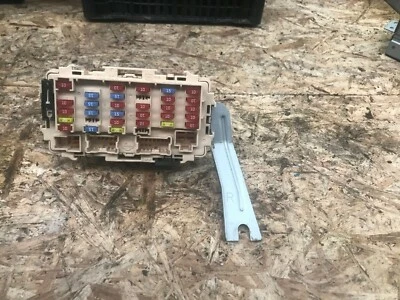 Nissan X-Trail 2004 caja de relé de fusibles Foto 1 de 2