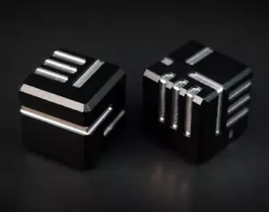 Juego de 2 dados AKO negros - dados de aluminio únicos - Imagen 1 de 1