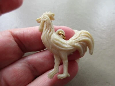 ANTIGUO COLGANTE VINTAGE RETRO ANTIGUO GRANDE CELULOIDE PLÁSTICO JUGUETE POLLO GALLO ENCANTO Foto 1 de 2