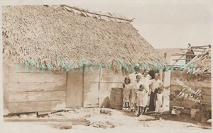 Manzanillo Cuba - FAMILIA FRENTE A CASA - RPPC Postal - Imagen 1 de 2