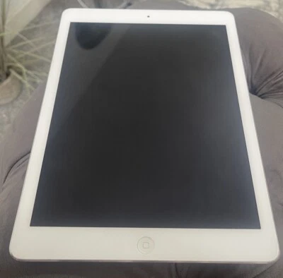 Apple iPad Air 1st Gen. 16GB, Wi-Fi, 9.7in - Silver - Image 1 of 3