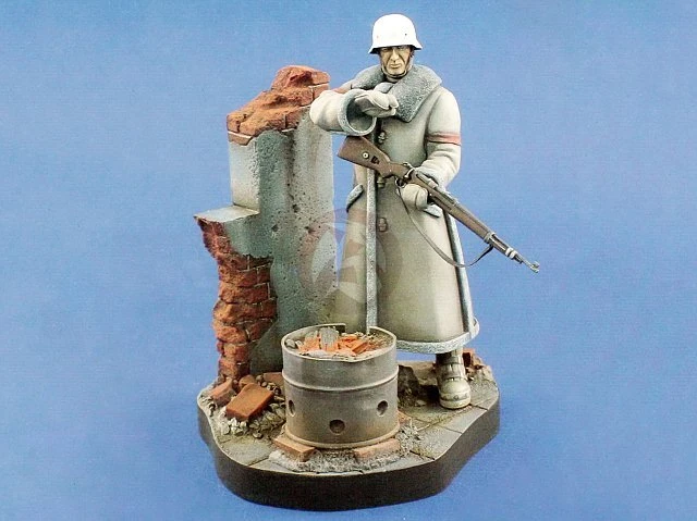 Verlinden 120mm 1/16 "Last Stand" German Soldier Warming up Stalingrad WWII 997 - Image 1 of 1