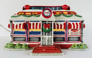 Villaggio di Natale Coca-Cola Piazza Città Anni Cinquanta Diner Ceramica Edificio Illuminato - Foto 1 di 14