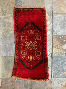 VINTAGE BOHO HANDMADE SOFT WOOL KURDISH MEDIUM PILE MINI RUG CARPET - Picture 1 of 2