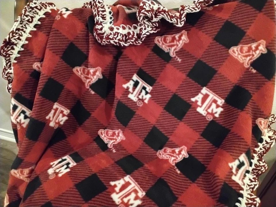 Manta pequeña de lana para bebé Texas A&M University College con súper volantes de ganchillo Foto 1 de 4