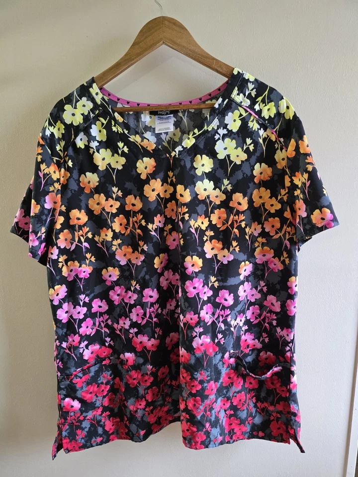 Женское сердце душа v-образным вырезом карманы черный многоцветный цветочный скраб Топ размер 3XL - Изображение 1 из 4