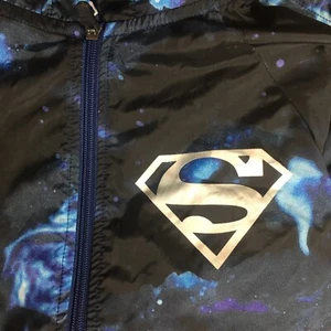Superman Lightweight Women’s Her Universe Windbreaker Zip Up Pocket Running Jack - Picture 1 of 8