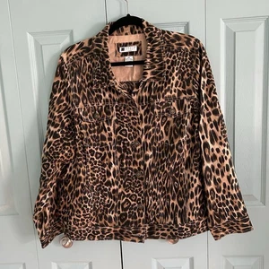 Chaqueta con botones de lino estampado de leopardo pequeño Carole 2X Mobwife - Imagen 1 de 9
