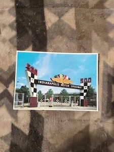 Indianapolis Motor Speedway Main Gate Postkarte Indy 500 70er Jahre - Bild 1 von 3