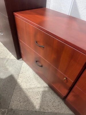 Archivador lateral 2 DR de Global en laminado cereza / 36" x 20" x 29 1/2" H Foto 1 de 4