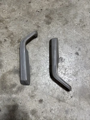 Jeep Cherokee XJ 84-96 OEM Arm Rest/Door Handles Pair Gray (RS94) - Image 1 of 4