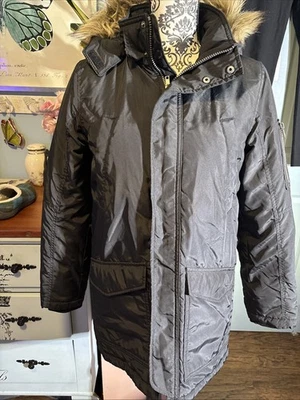 Parka para niñas H&M talla 11-12 Y con sombrero recortado de piel extraíble. Se adapta como damas S. Foto 1 de 4