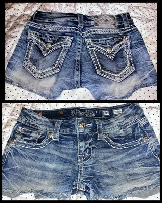 Pantalones Cortos de Denim Miss Me Midrise Corte Deshilachado Talla 26 *Bling Bolsillos Estrás Foto 1 de 4