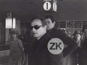 MARLON BRANDO Airport CHRISTIAN MARQUAND Candid LIPNITZKI Photo 1950s - Picture 1 of 2