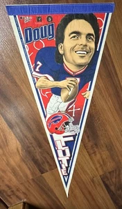 1990er DOUG FLUTIE KARIKATUR VOLLE GRÖSSE FUSSBALL WIMPEL BÜFFEL SCHEINE - Bild 1 von 2