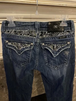 Pantalones de mezclilla Miss Me para mujer modelo JP5002-6 corte bota solapa bolsillos pedrería talla 28 Foto 1 de 4