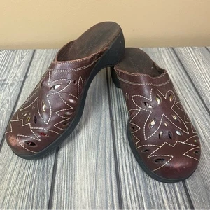 Zueco para mujer Minnetonka floral recorte sin cordones tacón 8,5 - Imagen 1 de 13