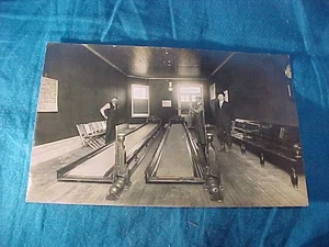 FOTO CARTOLINA VERA primi '900 2 CORSIE BOWLING PISTA scena interna - Foto 1 di 3