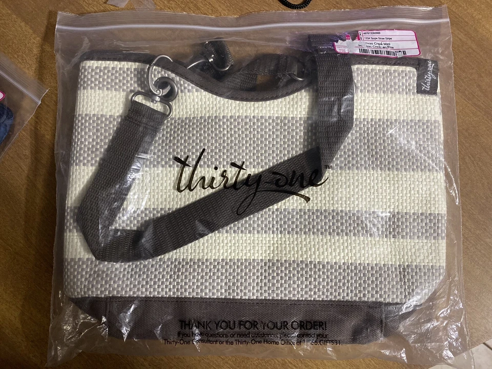 NUEVO En Bolsa - Thirty-One Lona Crew Mini Taupe Paja Raya. Hogar libre de humo Foto 1 de 1
