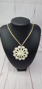 White Daisy Flower Pendant Necklace Faux Pearl Spring Summer Jewelry Vtg - Picture 1 of 14