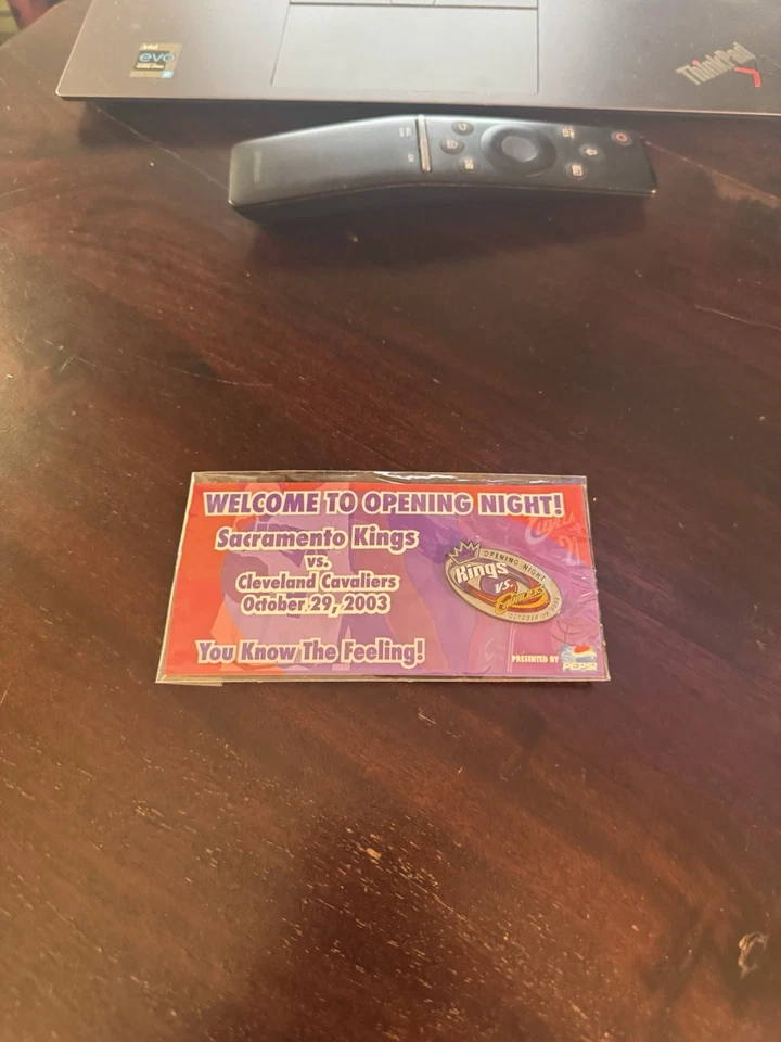 PIN DEBUT LEBRON JAMES NBA 2003 CAVS VS KINGS 29/10/03 NOCHE DE APERTURA🔥 Foto 1 de 3