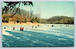 Postal invierno patinaje sobre hielo en Lake Alma, Wellston, Ohio, evento familiar y comunitario - Imagen 1 de 2
