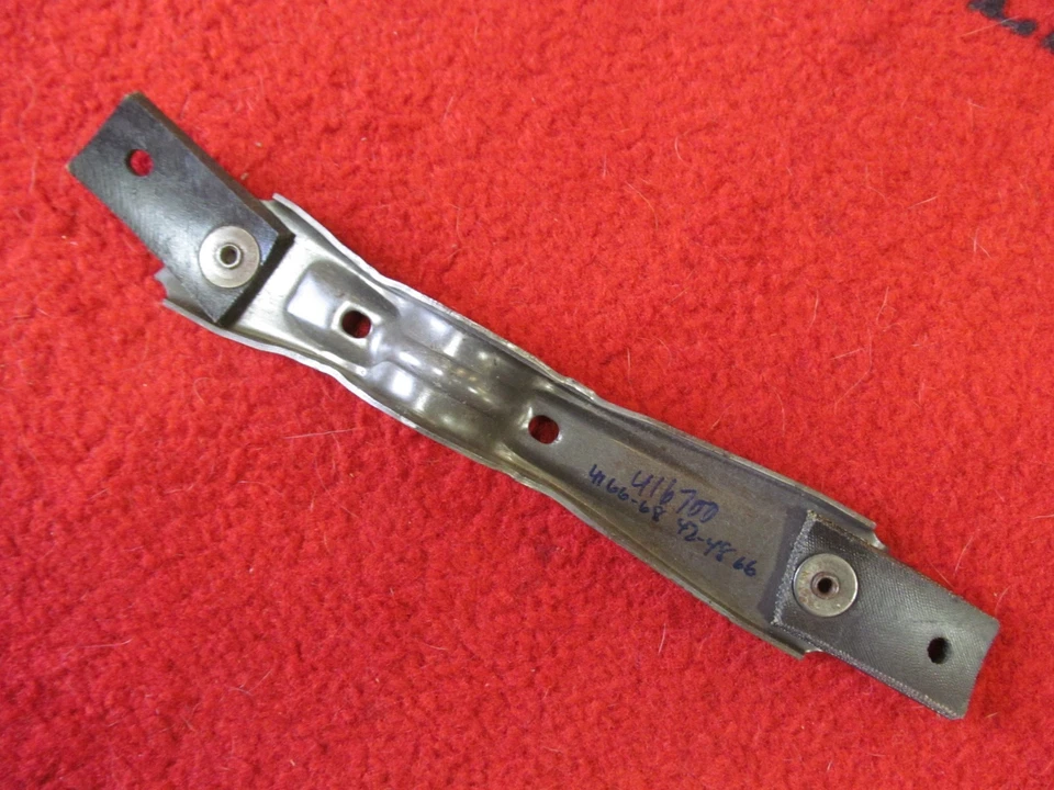 1942-1948 Oldsmobile 66 68 Series NOS GM Rear Muffler Hanger 416700 — 第 1/4 张图片