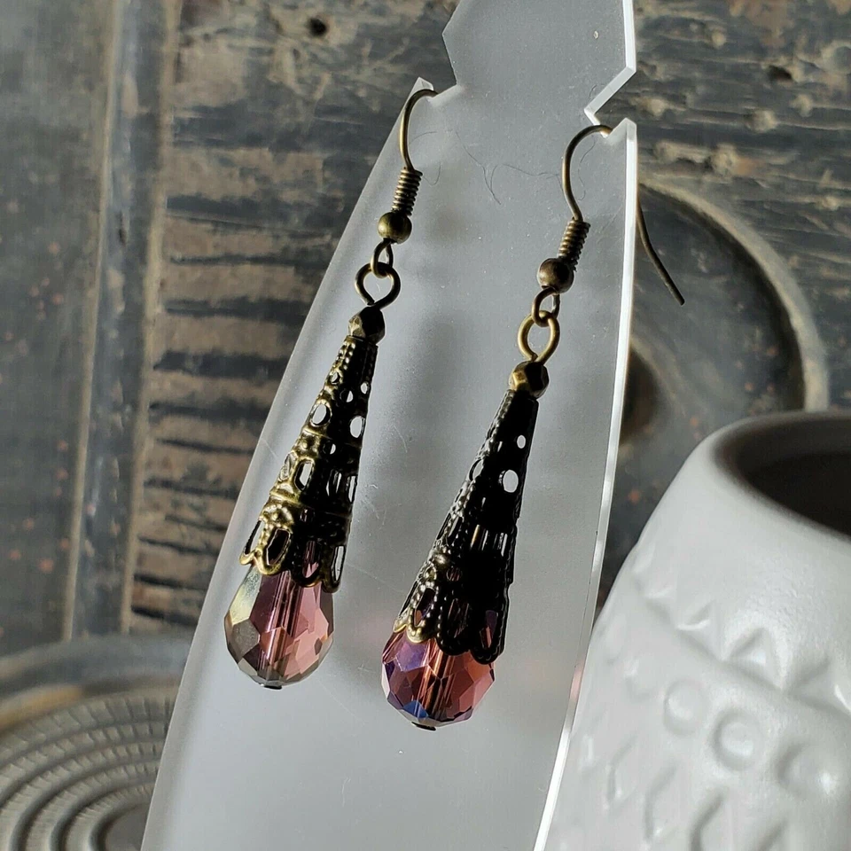Pendientes antiguos de lágrima de cristal brillante púrpura facetado filigrana de bronce Foto 1 de 4