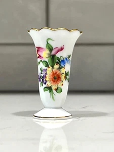 Herend Queen Victoria Porcelain Scalloped Bud Vase 2.5 Printemps made in Hungary - Picture 1 of 6