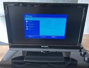 SHARP LC-19D1E-BK 19 pulgadas HD listo LCD TV probado caravana/juegos sin control remoto - Imagen 1 de 10