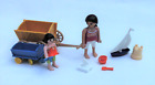 PLAYMOBIL Mama und Kind mit Bollerwagen auf dem Weg zum Strand