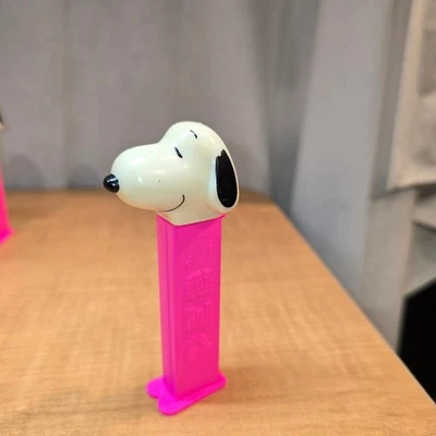 Dispensador Peanuts PEZ rosa Snoopy - Imagem 1 de 4