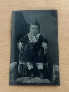 Antica foto ritratto tipo latta 1800 - bambino "zio Charlie Hamilton" 2" x 3,25 - Foto 1 di 3