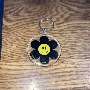 Smiley Flower Yellow and Black -Keychain - Picture 1 of 2