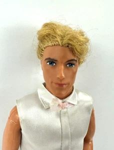 Muñeca Barbie Disney Ken 1991 Mattel pelo enraizado hombre rubio moño con traje - Imagen 1 de 10