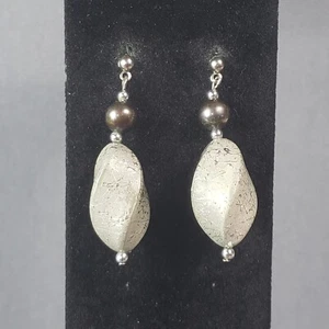"Pendientes colgantes con cuentas en tono plateado gris mediados de siglo retro modernista boho 1,75" - Imagen 1 de 9